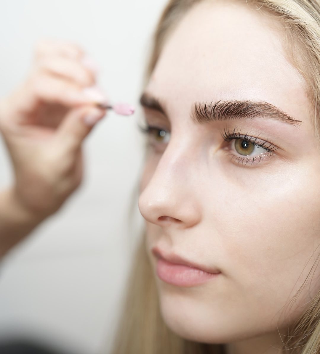 Prim-plan cu sprâncene laminate și stilizate la Kamalinka Beauty Lab, București